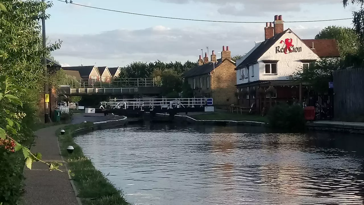 Fenny lock alongside the Red Lion pub