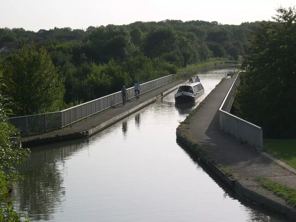 Aqueduct carrying the Grand Union Canal over Grafton Street, New Bradwell, Milton Keynes, Buckinghamshire. The first GUC aqueduct to be built in more than 100 years.